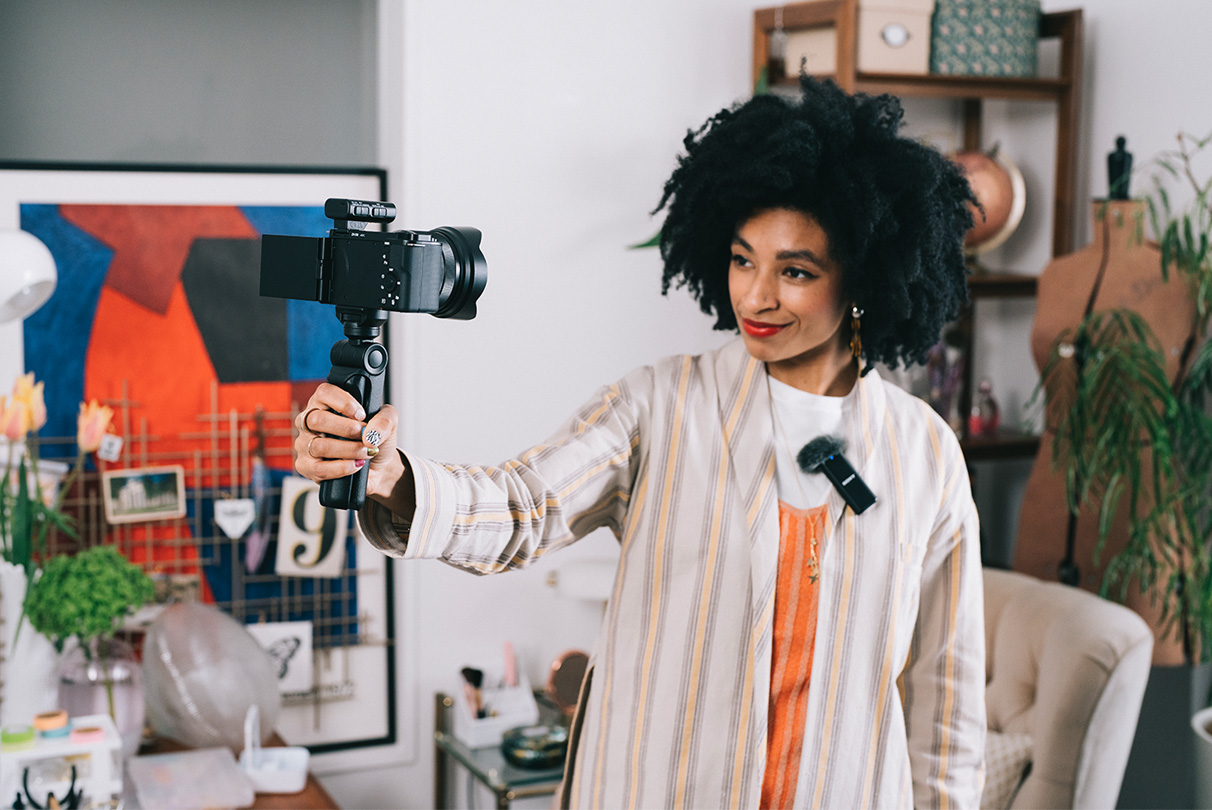 Nooit meer zorgen om interferentie op het kabelsignaal, in tegenstelling tot conventionele, analoge audiotransmissie. Koppel de ZV-E10 met een microfoon van Sony met ondersteuning voor een digitale audio-interface via een multi-interfaceschoen voor heldere, digitale audio met weinig ruis. Je kunt ook de microfoon van je voorkeur aansluiten op de microfoonaansluiting van de camera voor nog betere audio.