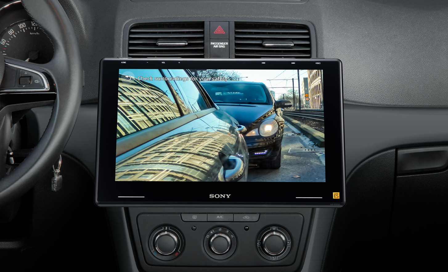 Weergave van de binnenkant van het dashboard van een auto, met beelden van de parkeercamera weergegeven op de XAV-9550ES