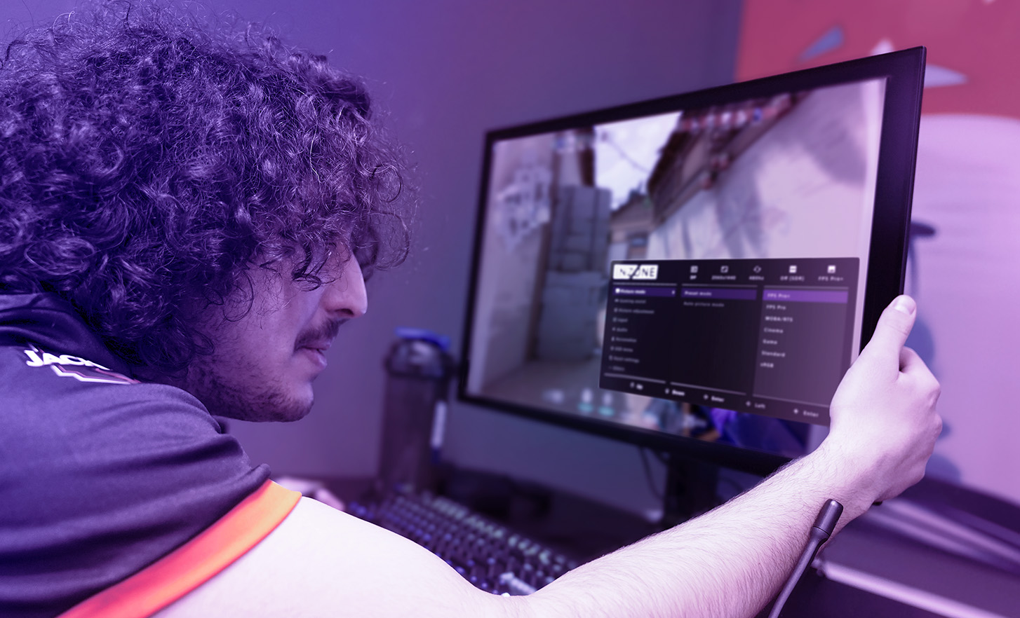 Een FNATIC-speler analyseert nauwkeurig gamegegevens op de nieuwe M10S-gamemonitor