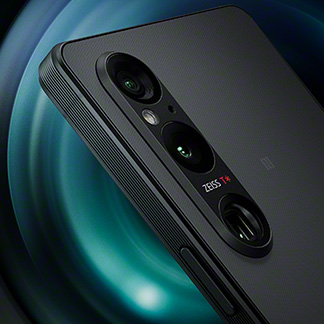Afbeelding van de Xperia 1 V tegen een zwarte achtergrond met lichtblauwe krullen