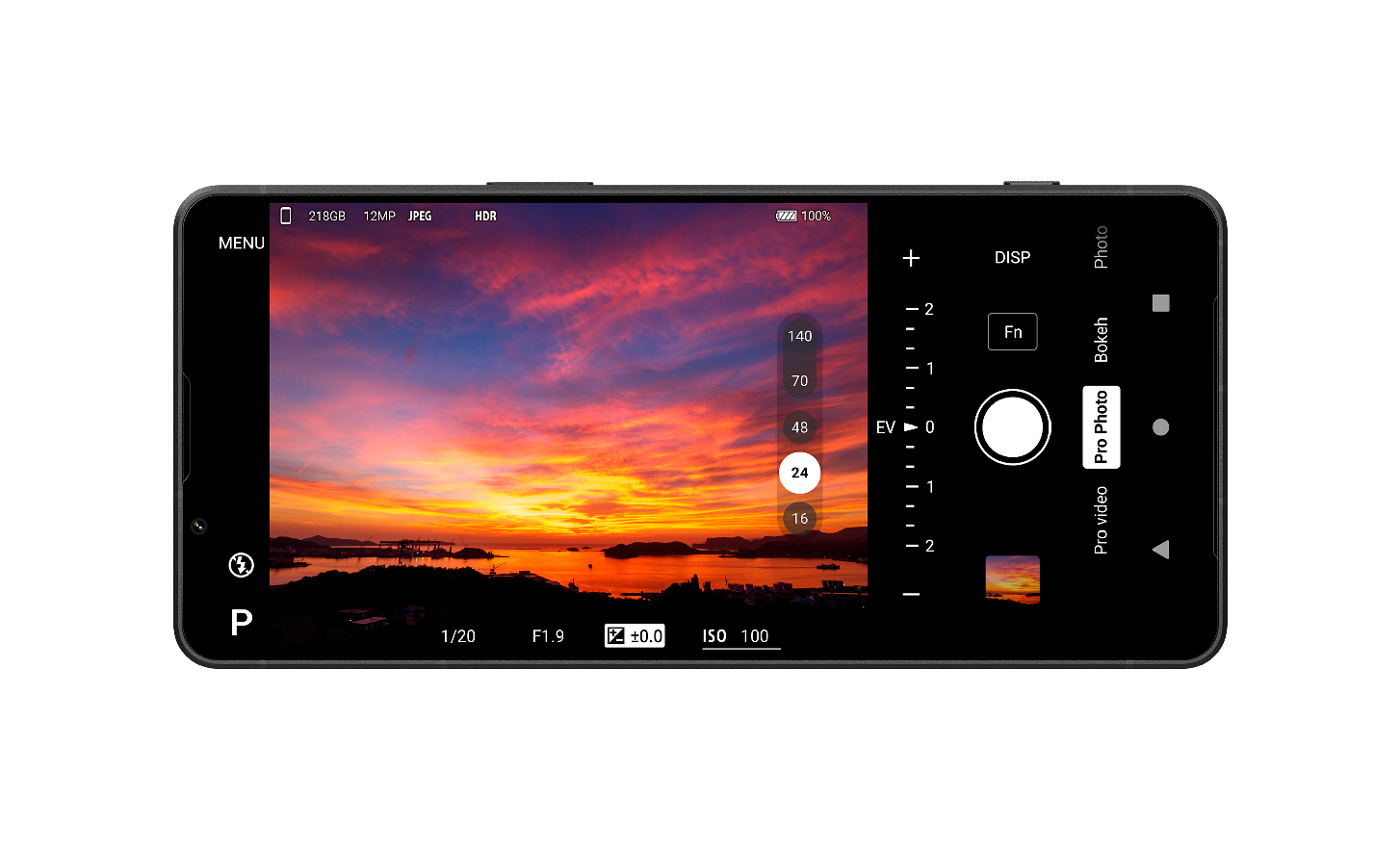 Horizontale weergave van telefoonscherm met een dramatische zonsondergang erop